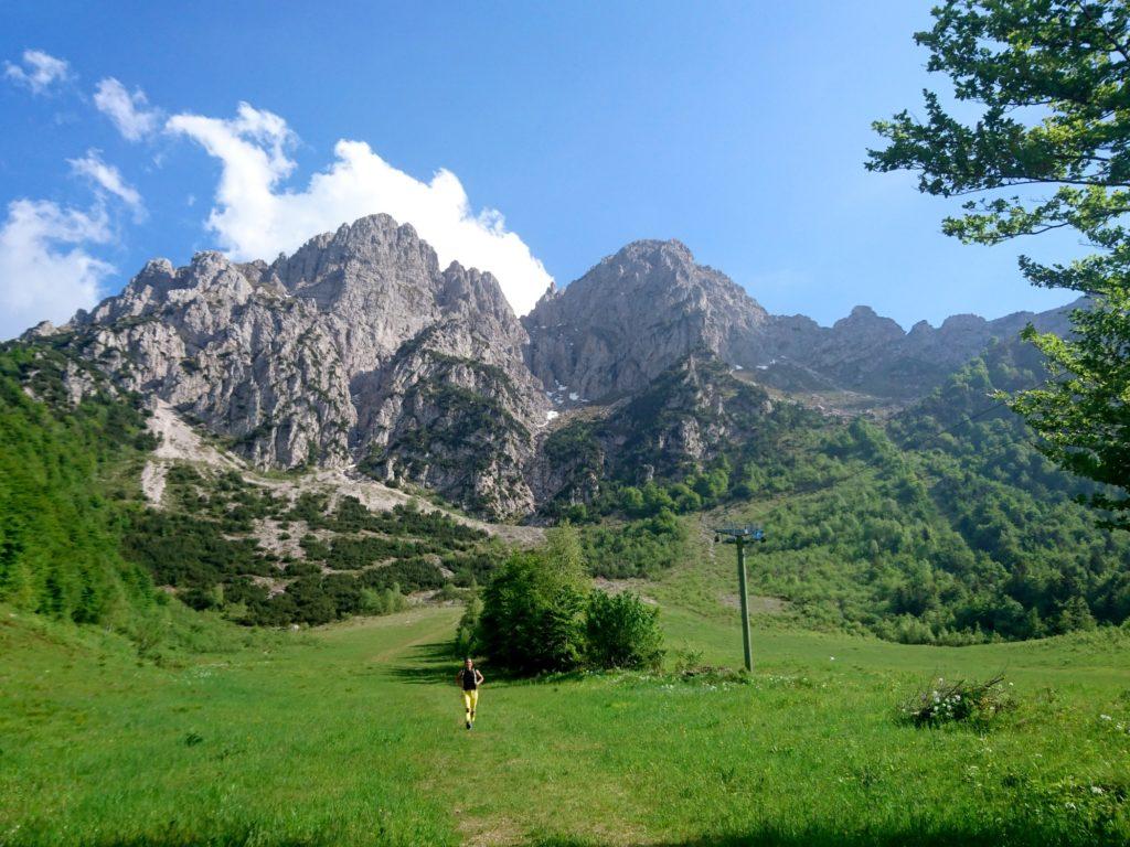 a passo di corsa lungo i pratoni degli impianti invernali