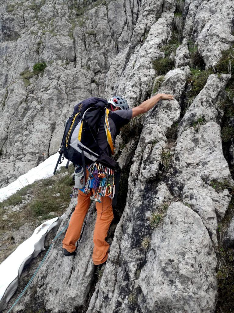 si comincia il primo lunghissimo tiro su un facile spigolo