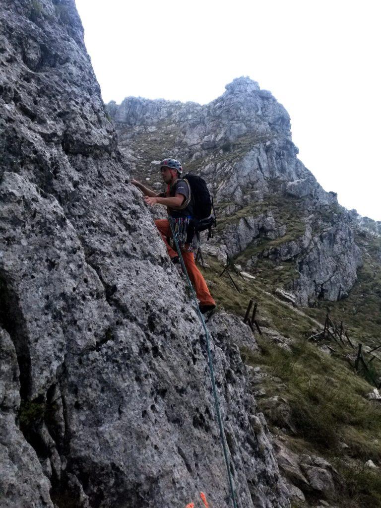 si comincia il primo lunghissimo tiro su un facile spigolo