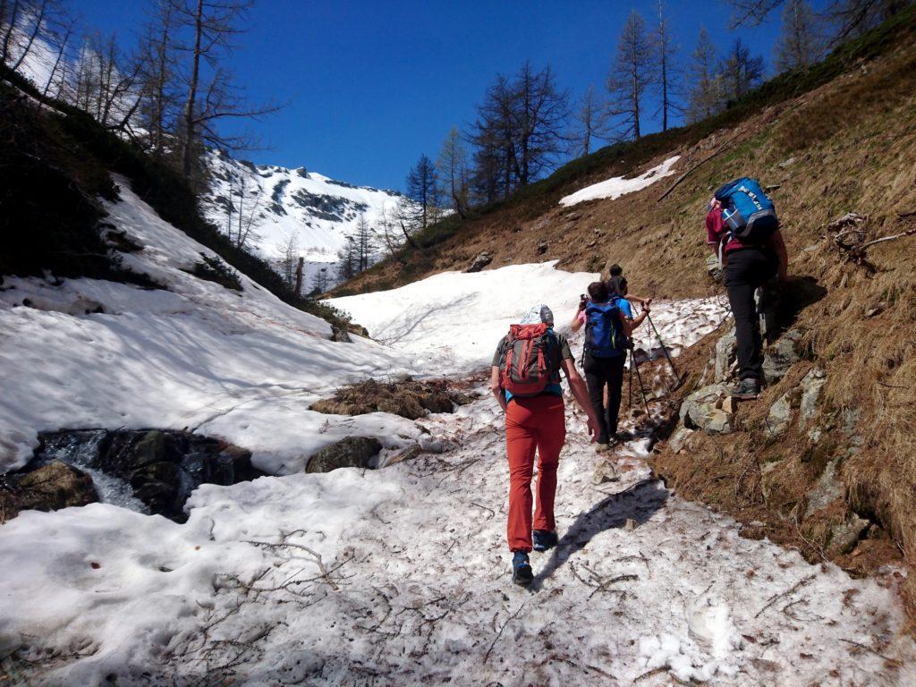 dopo un po' troviamo la neve: cercheremo di evitarla ma non sempre ci riusciremo