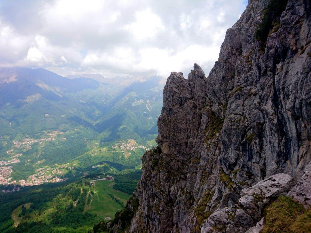 a valle, il paese di Oltre il Colle e i pratoni dai quali siamo risaliti