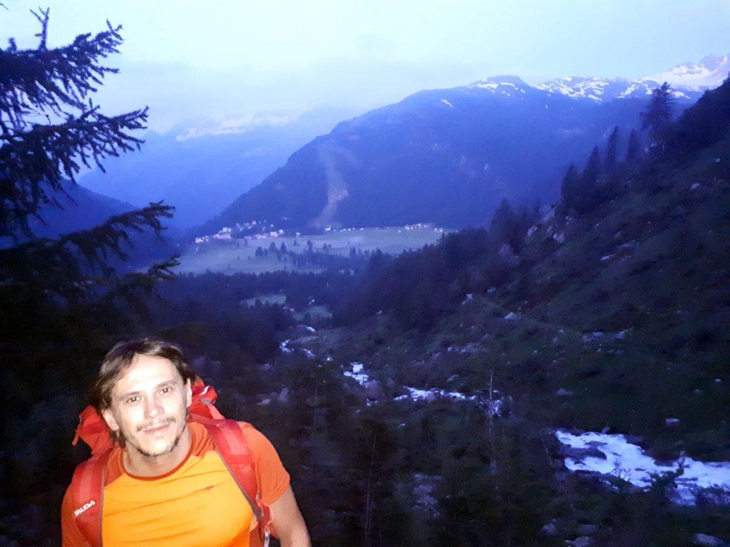 prima dell&#039;alba partiamo da Devero alla volta dei Piani della Rossa: dietro di noi l&#039;altopiano ancora addormentato