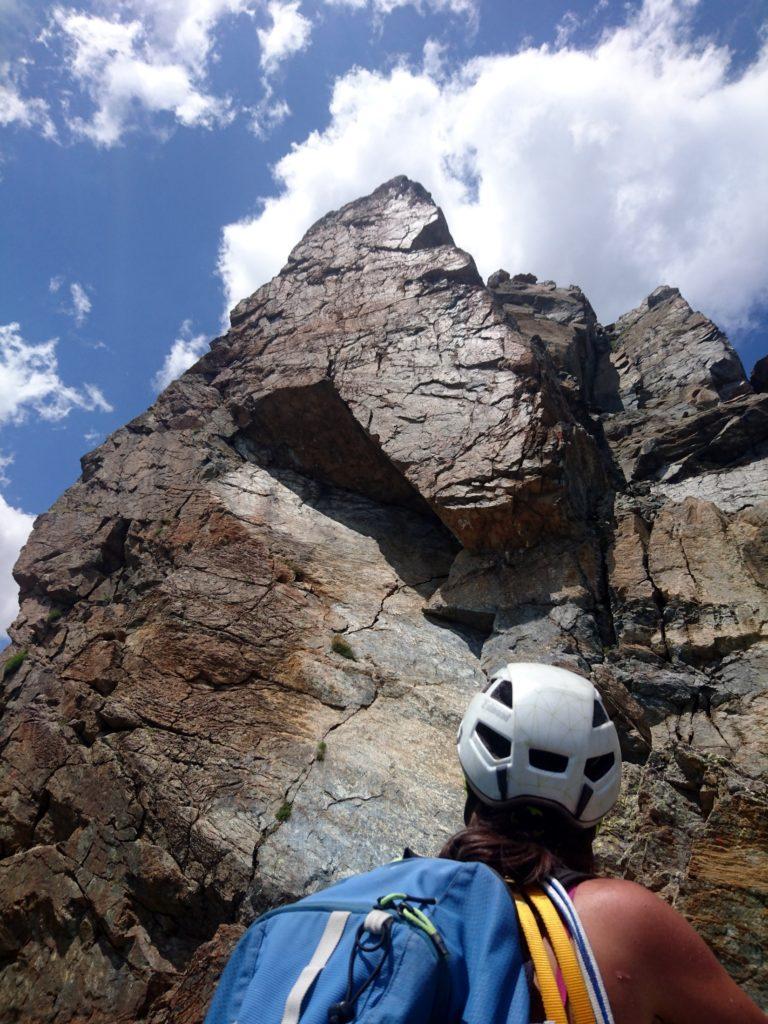 la roccia triangolare con l'estetico tetto su cui la via Verde Smeraldo passa a sinistra, mentre la Via delle Placche a destra