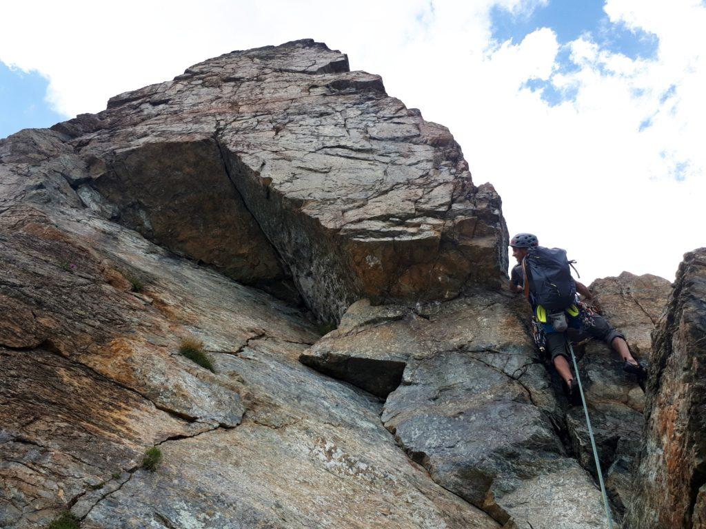 il bel muretto di III+ accanto al tetto della roccia triangolare