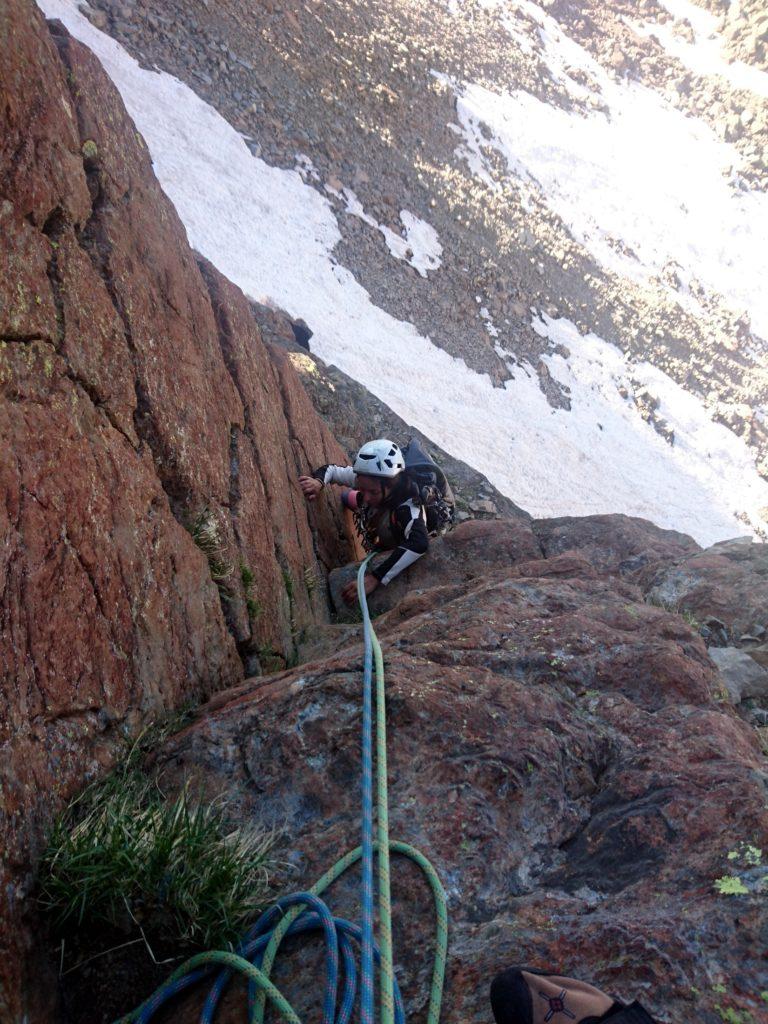 uno dei tanti diedri che solcano la parete dell'Esmeralda: questo dovrebbe essere il secondo tiro e dovremmo -condizionale d'obbligo- essere ancora "in via"