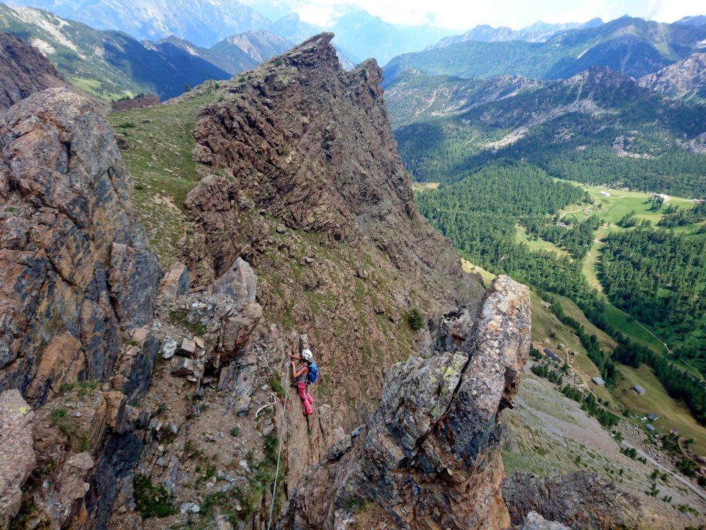 il breve muretto molto appigliato che conclude l'ultimo tiro e la via, fotografato dalla sosta