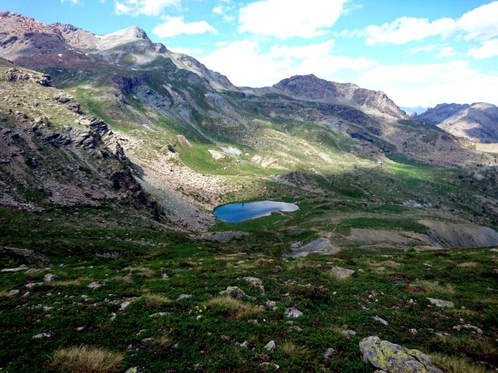 iniziamo a scendere per ricongiungerci al sentiero che passa più a valle, vicino al laghetto