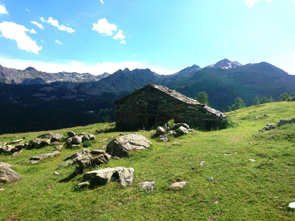 malghe sparse lungo il sentiero