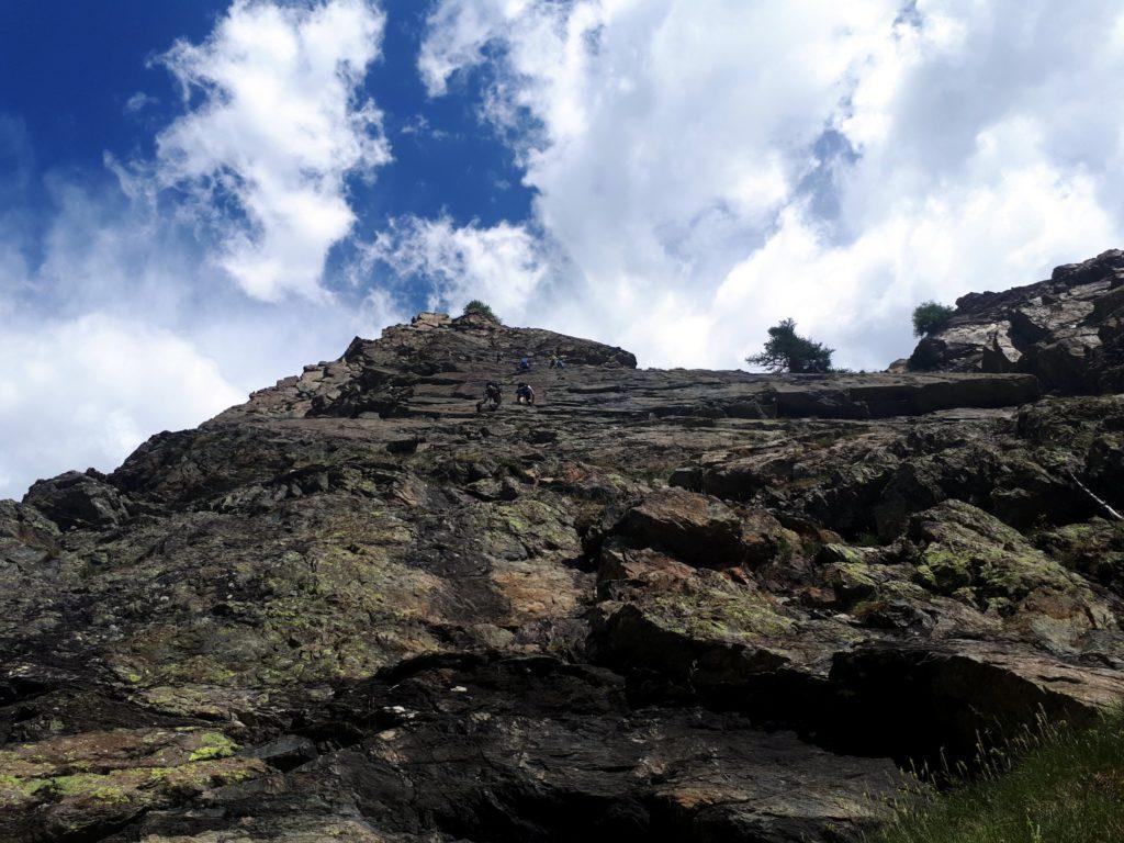 qualche cordata impegnata sulla via delle placche, sopra di noi