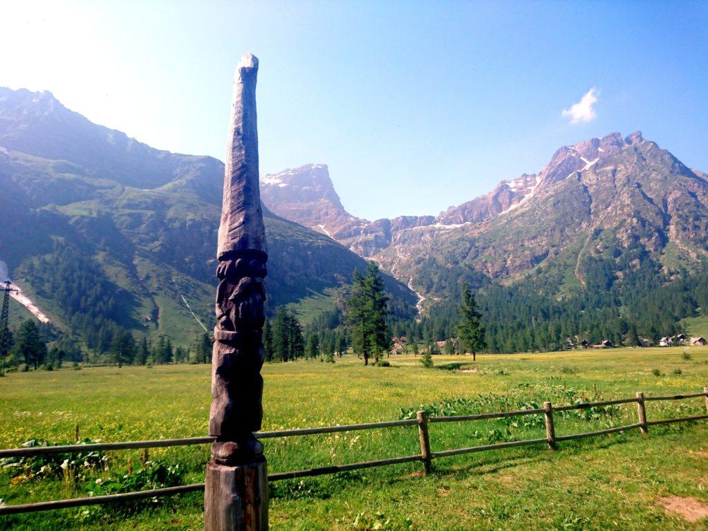 il nano "da giardino" che veglia sul parco giorchi dell'Alpe Devero