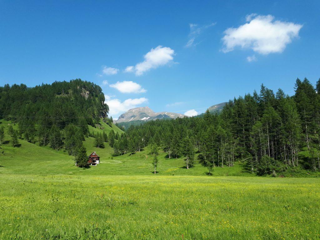 oltre quella baita il bel sentiero che conduce velocemente a Crampiolo (lo percorreremo in notturna)