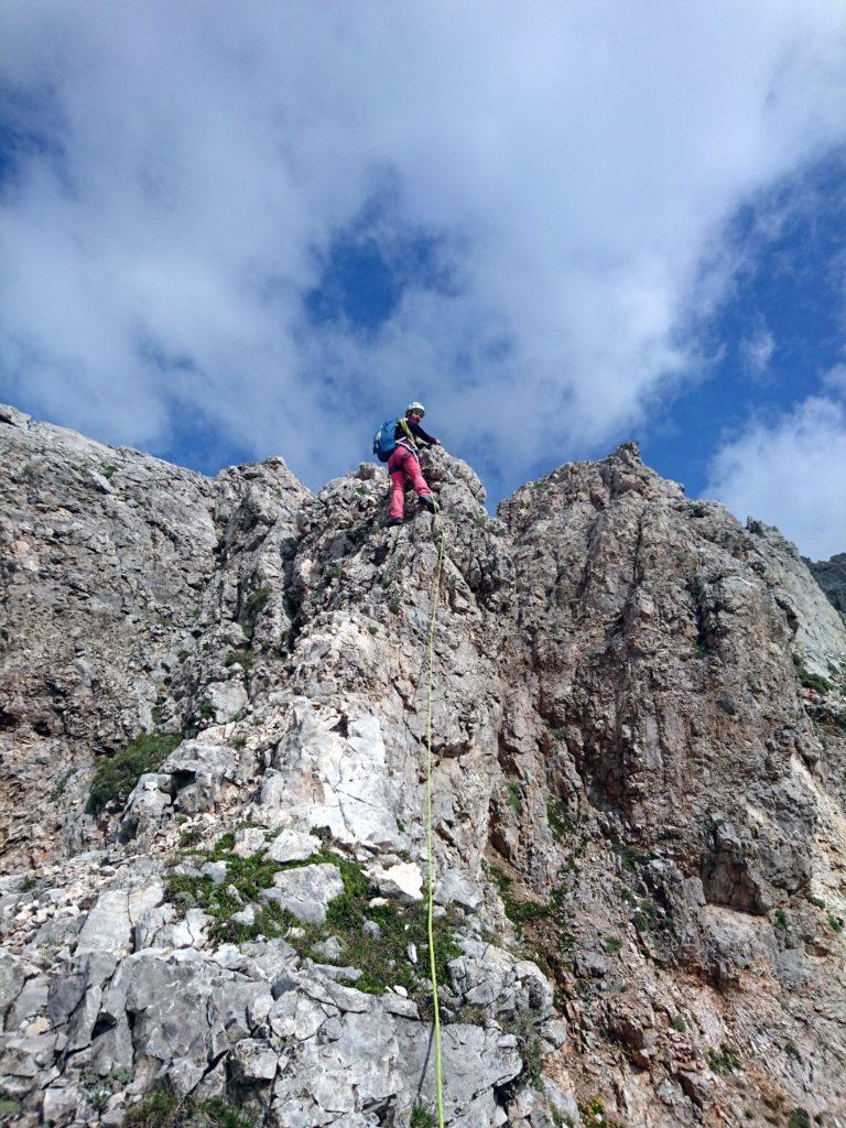 dopo la calata si risale per facili (ma sfasciumose) roccette