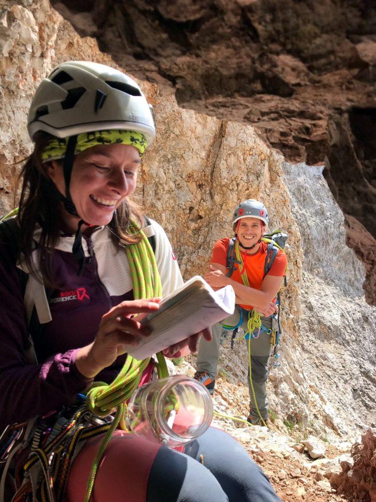 dentro la grotta, protetto dalle rocce, c'è un barattolo di vetro che custodisce il libro della via