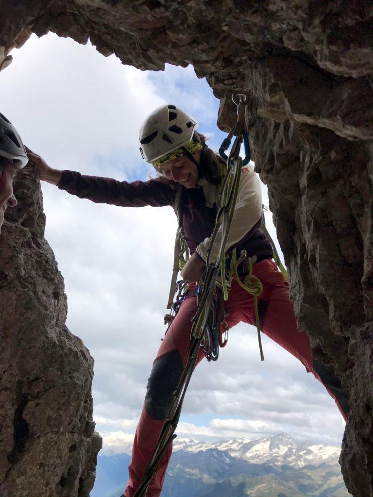 appena fuori dalla grotta guardate in alto: troverete ciò che vi serve per proteggere ed affrontare il passo