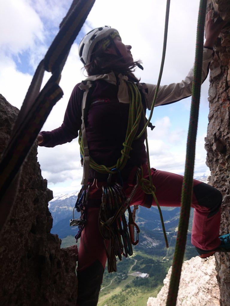 una volta rinviato si sale serenamente, poi appena a sinistra, seguendo gli spit