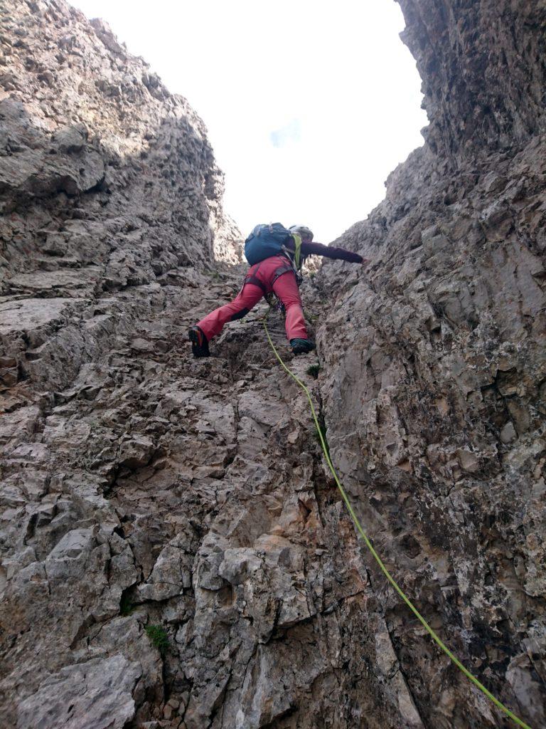 superata la grotta si risale un breve muretto (occhio, le prese sono assai instabili)