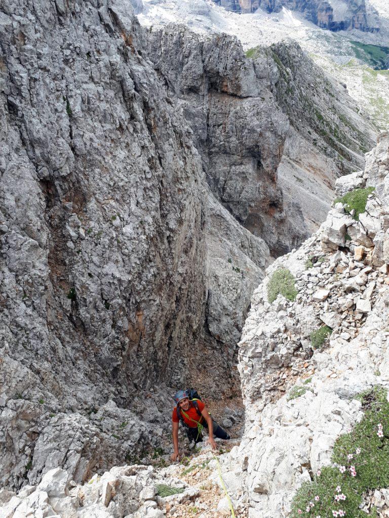 superata la grotta si risale un breve muretto (occhio, le prese sono assai instabili)