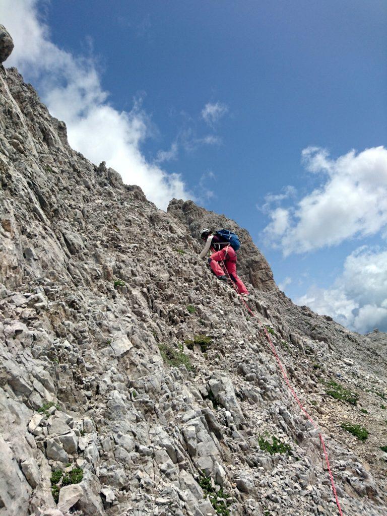 c&#039;è poi un bel pezzo da risalire per rocce friabili (ma forse qui abbiamo sbagliato lettura... l&#039;importante è riguadagnare la cresta!)