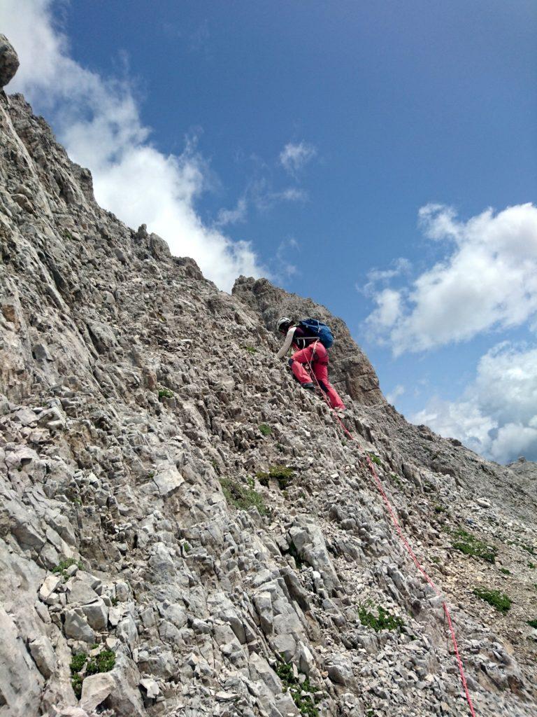 c'è poi un bel pezzo da risalire per rocce friabili (ma forse qui abbiamo sbagliato lettura... l'importante è riguadagnare la cresta!)