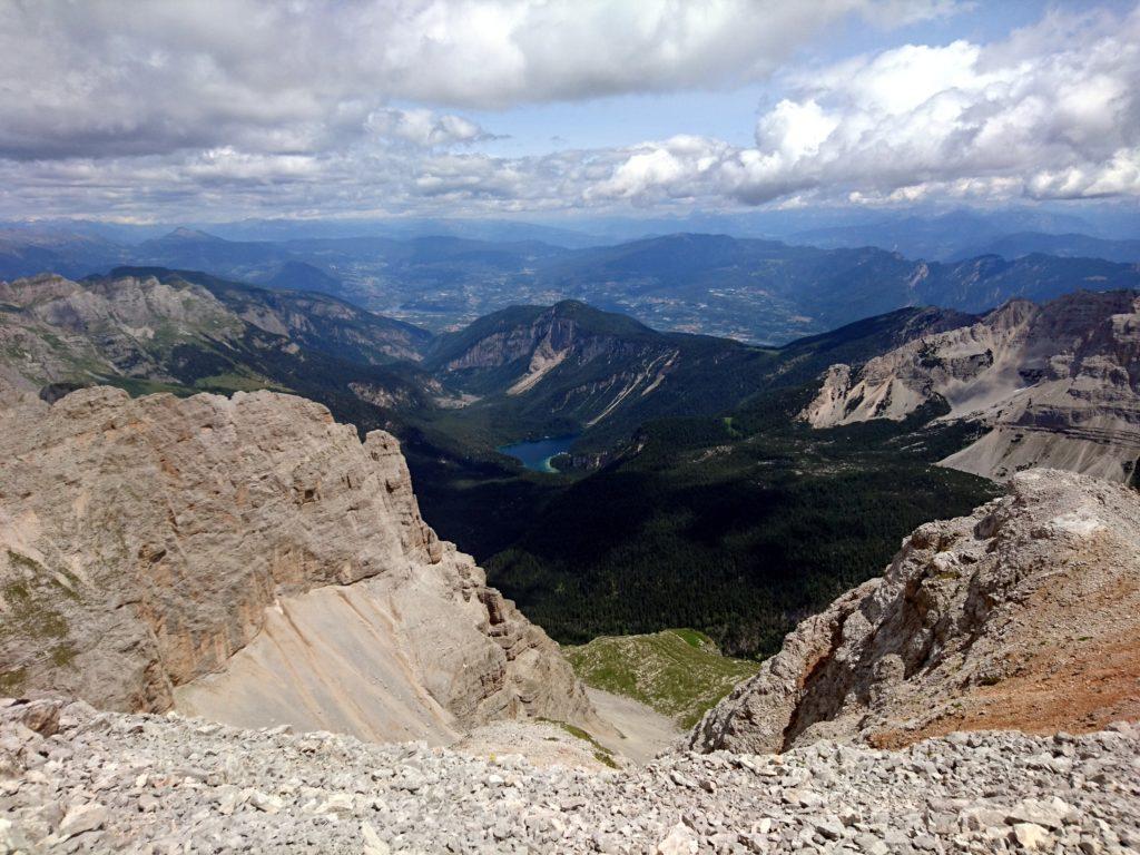 versante est: lo specchio d&#039;acqua che si scorge nitidamente è il lago di Tovel