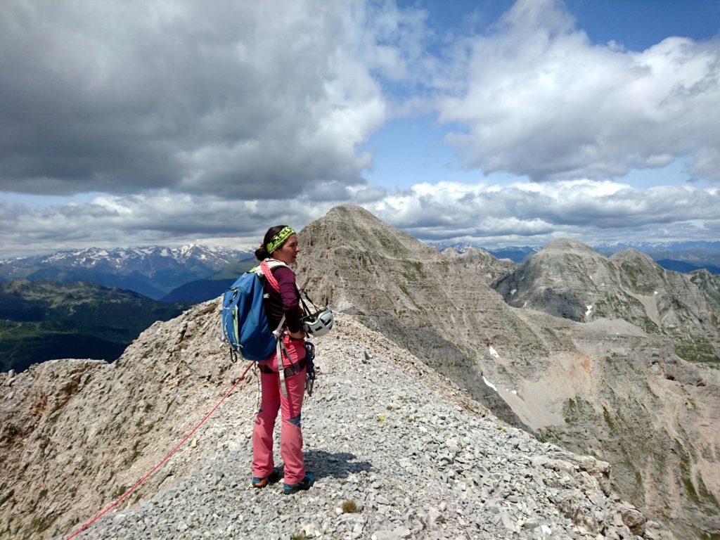 in cresta: di fronte a noi la Cima Pietra Grande, ancora molto lontana