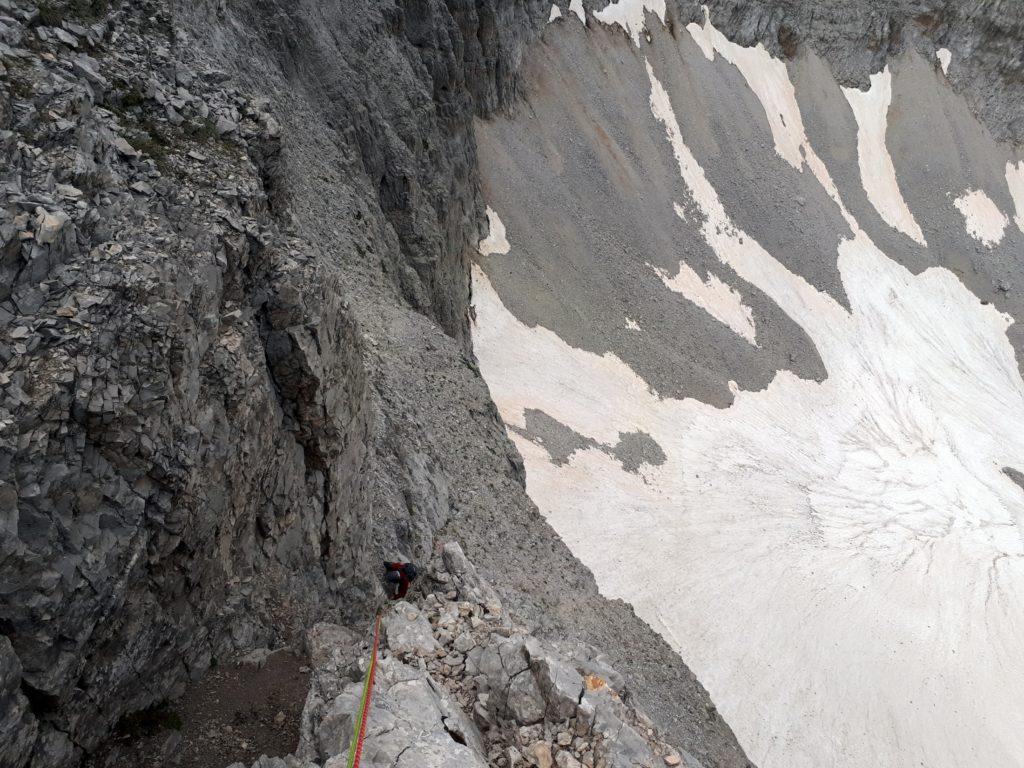 in questo canalino, dopo circa venti metri guardate a destra (faccia a monte): troverete i chiodi