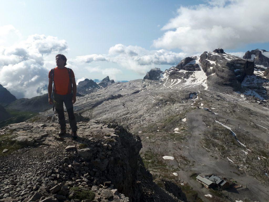 il sentiero per la Ferrata Fratelli Vidi ci porta in cresta, sui primi risalti della Pietra Grande