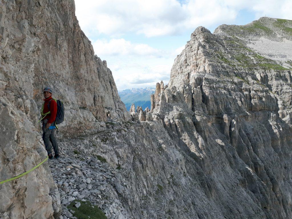 dopo la calata si procede in traverso verso la parte più sottile della cresta