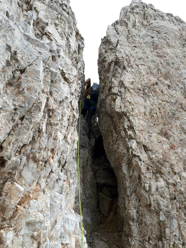 la via segue le debolezze della montagna: camino bello stretto, state il più possibile all'esterno, altrimenti non ci passate!