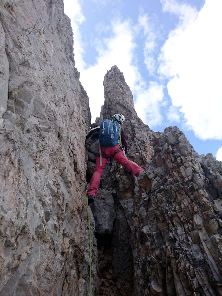 la via segue le debolezze della montagna: camino bello stretto, state il più possibile all'esterno, altrimenti non ci passate!