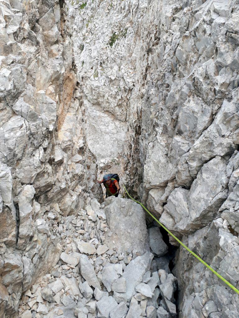 la via segue le debolezze della montagna: camino bello stretto, state il più possibile all'esterno, altrimenti non ci passate!