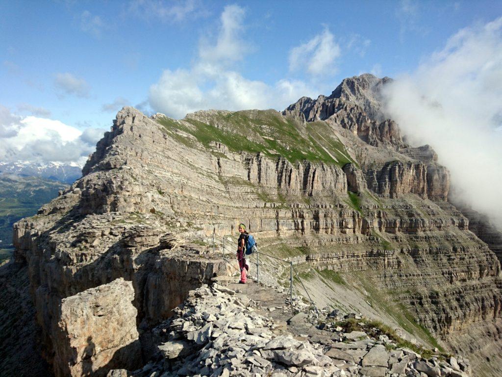 il sentiero per la Ferrata Fratelli Vidi ci porta in cresta, sui primi risalti della Pietra Grande