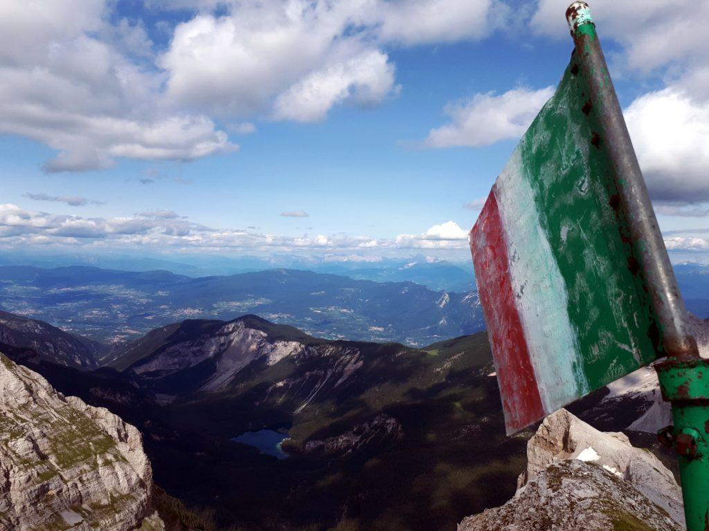 la bandiera della Cima Vagliana, sullo sfondo il Lago di Tovel