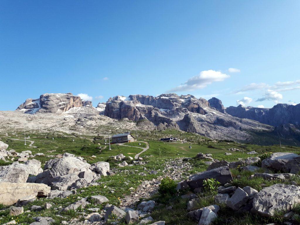 quasi arrivati al Graffer: gli impianti hanno chiuso da un bel po', ci aspetta la discesa a piedi!