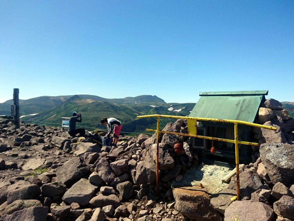 piccolo tempietto sulla cima del Kurodake: tutto il mondo è paese!