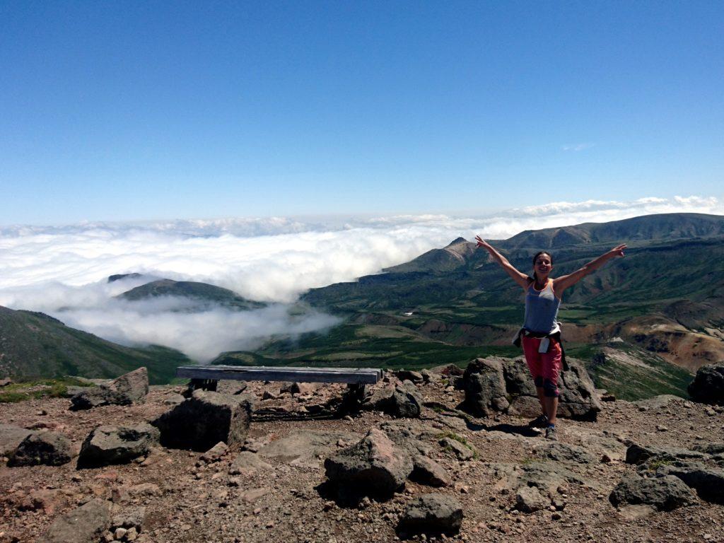 sulla cima dell'Hokuchindake, il letto di nubi ancora avvolge le valli