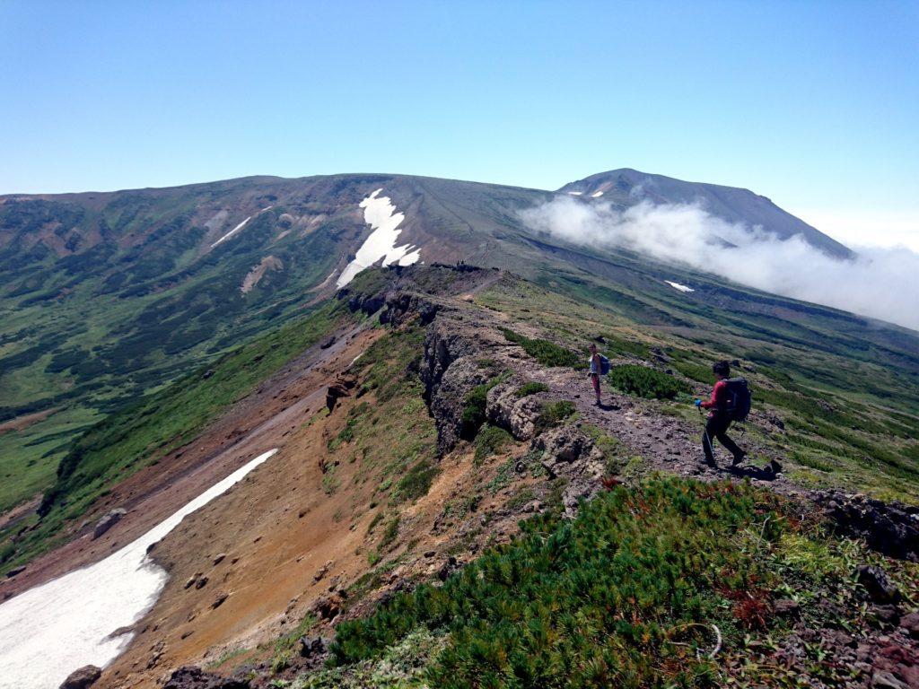 si scende dall&#039;Hokuchindake, per proseguire seguendo il margine della caldera