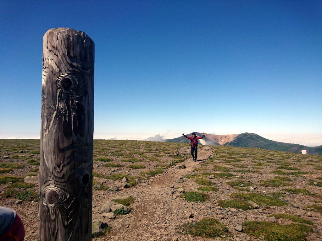 ad ogni crocevia si incontra un palo di legno infisso nel suolo, come questo