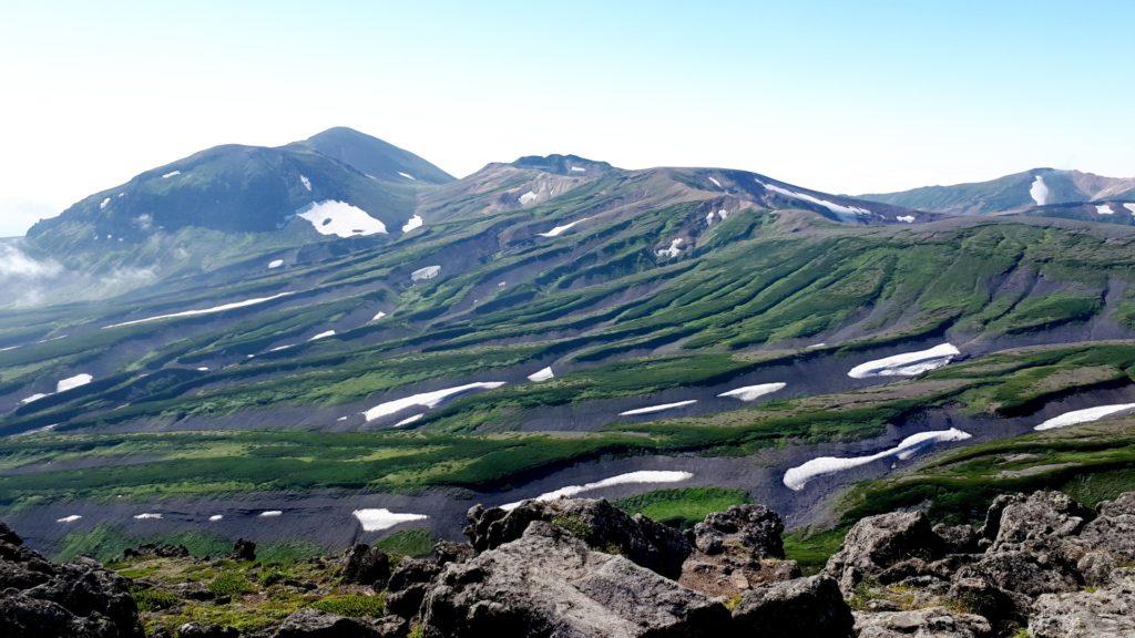 sulla cima dell'Hakuundake, il paesaggio cambia ancora diventando una successione di dune di lava e muschio