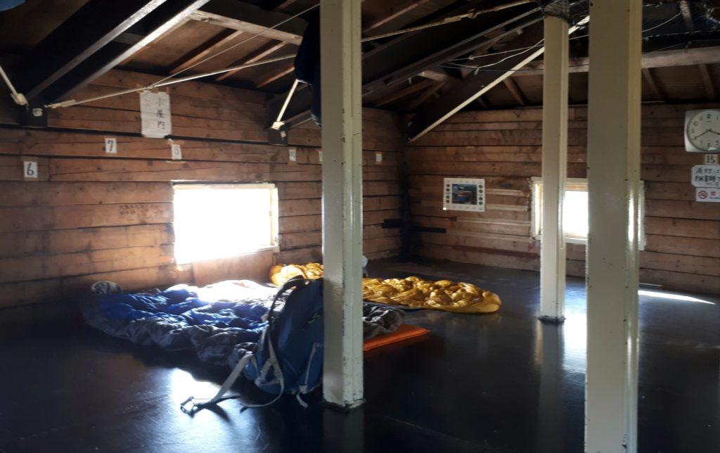 l&#039;interno del nostro accogliente bivacco