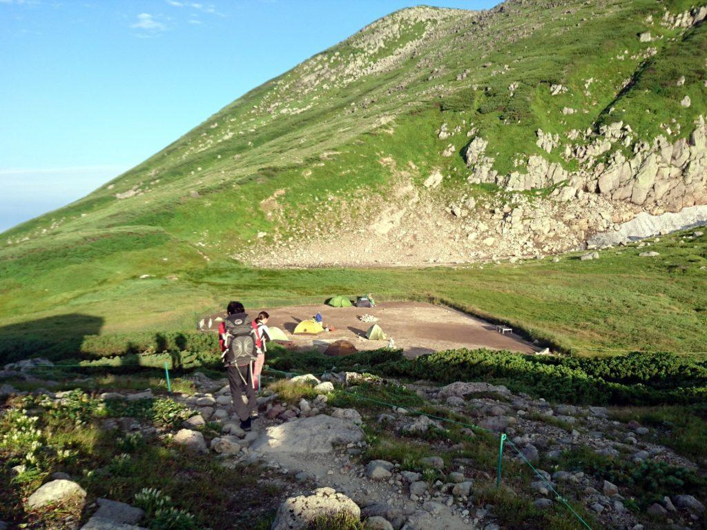 il sole sorge prestissimo qui: noi ci mettiamo in cammino, mentre altri trekkers smontano il campo