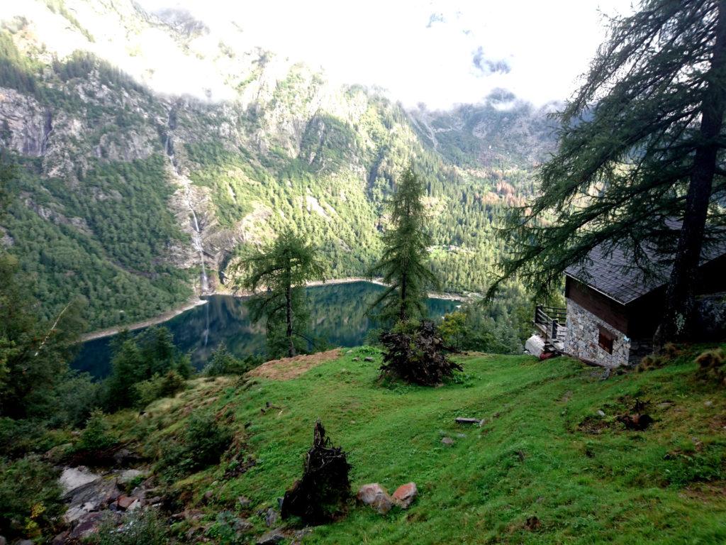 dal minuscolo parcheggio si gode già di una vista eccezionale: sotto di noi il Lago di Antrona