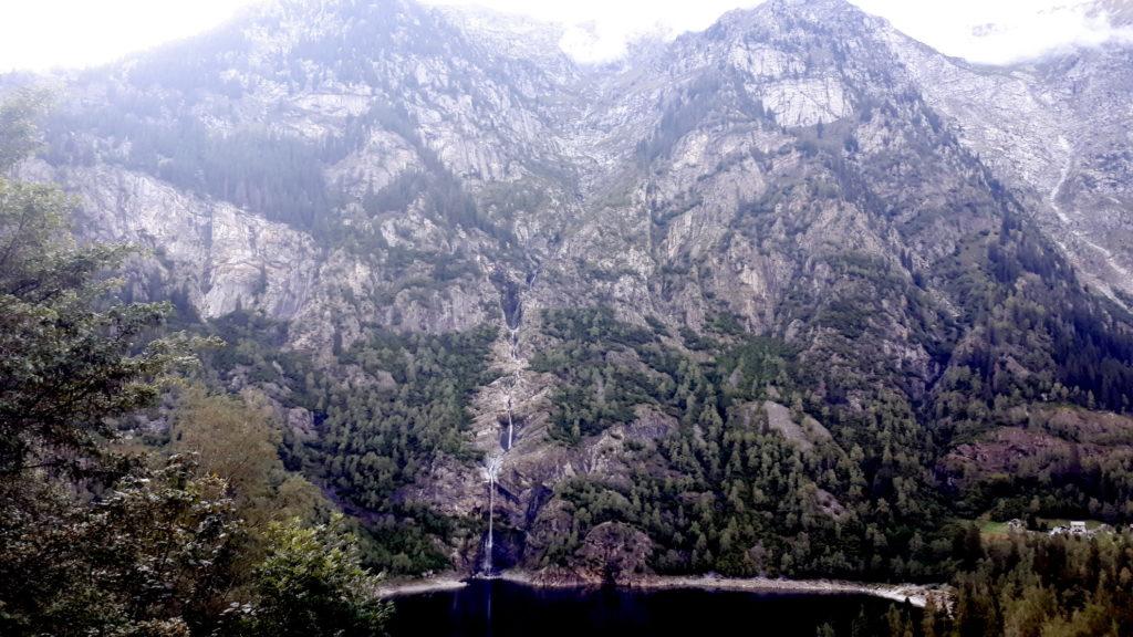 il Lago di Antrona e la fantastica cascata che solca la valle dirimpetto alla nostra