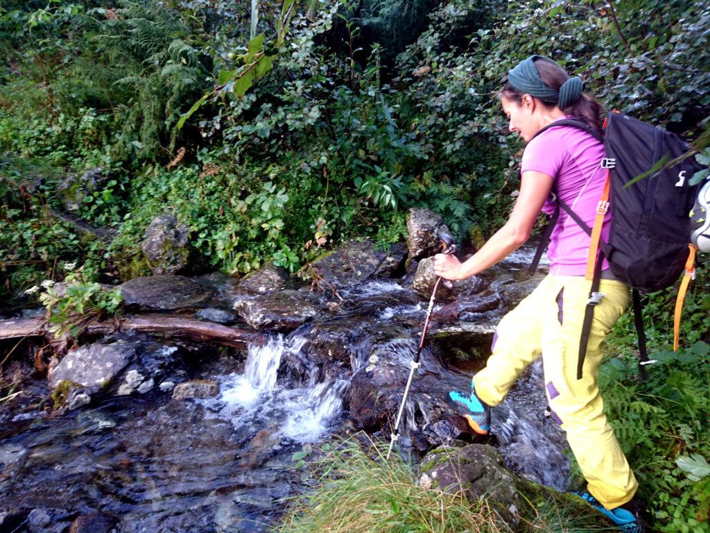 piccolo guado su rocce infide