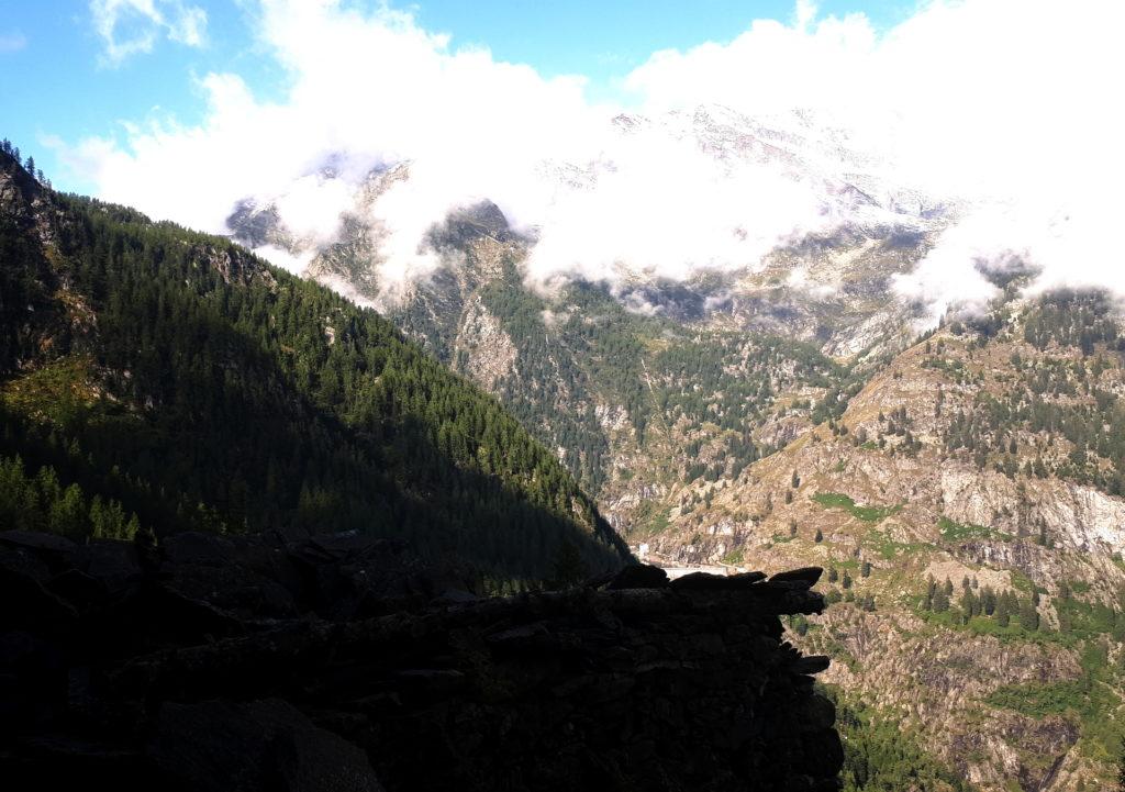 il tempo non è bellissimo, ma proprio per questo dipinge scorci bellissimi sulle montagne, attraversate dalle nubi