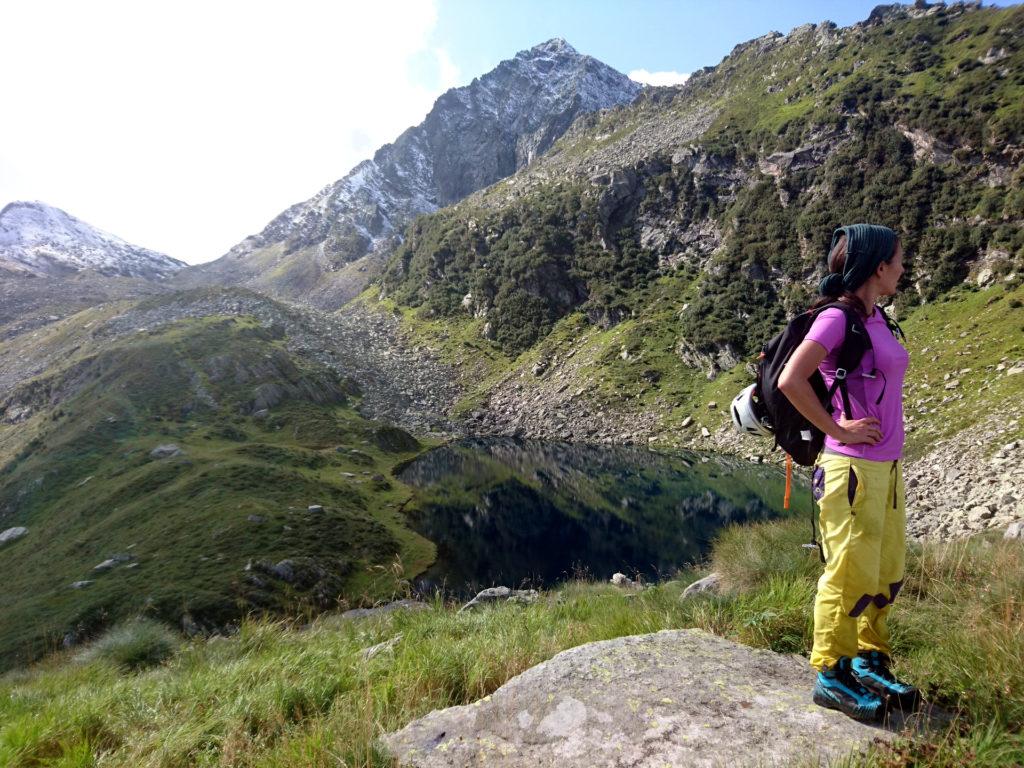 giunti al passo si apre un nuovo scenario: i laghetti di Trivera, la cima sullo sfondo è il nostro Pizzo del Ton