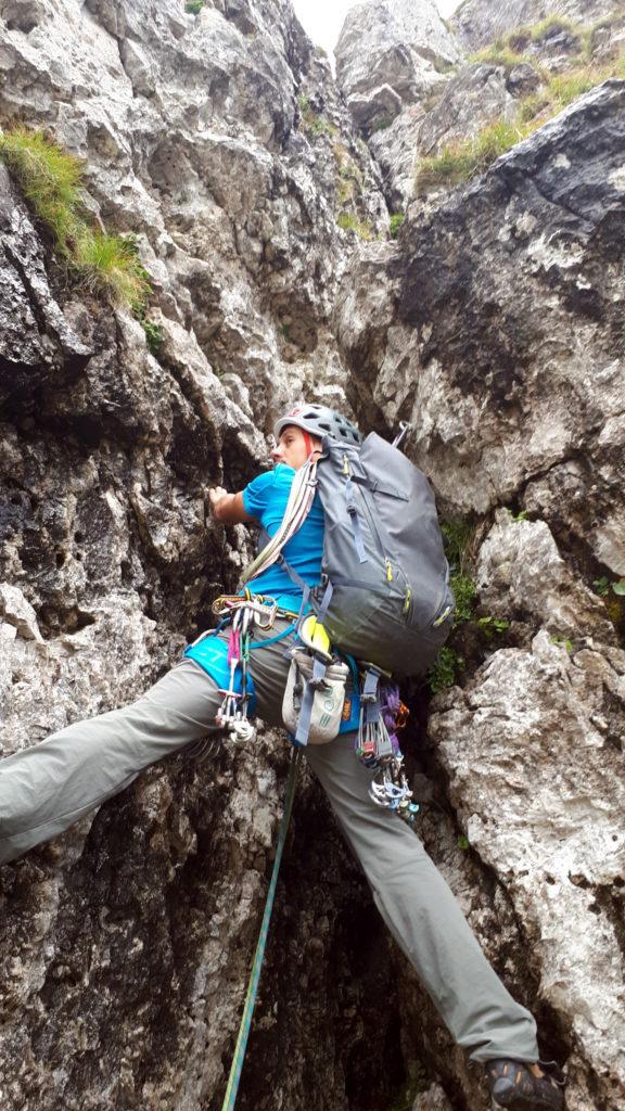 Il diedro di attacco del terzo tiro. Qui le difficoltà sono un po' più modeste ma comunque è tutto bagnato