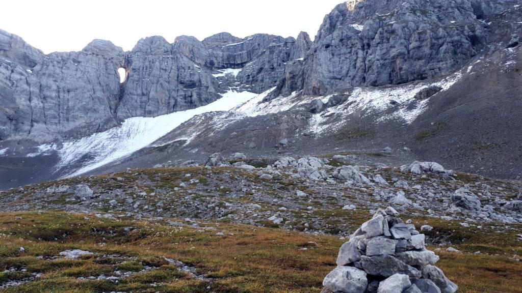 Qui si vede che un po' di neve è venuta giù. Noi abbiamo sia picca che ramponi. Per fortuna non serviranno mai