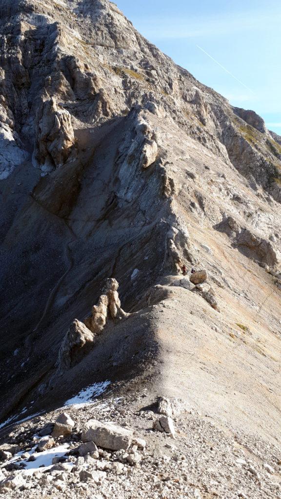 ci appropinquiamo alla cresta Nonna Anna in cerca dell'attacco. Nel frattempo alla bocchetta sono arrivati due ragazzi che si scorgono al centro