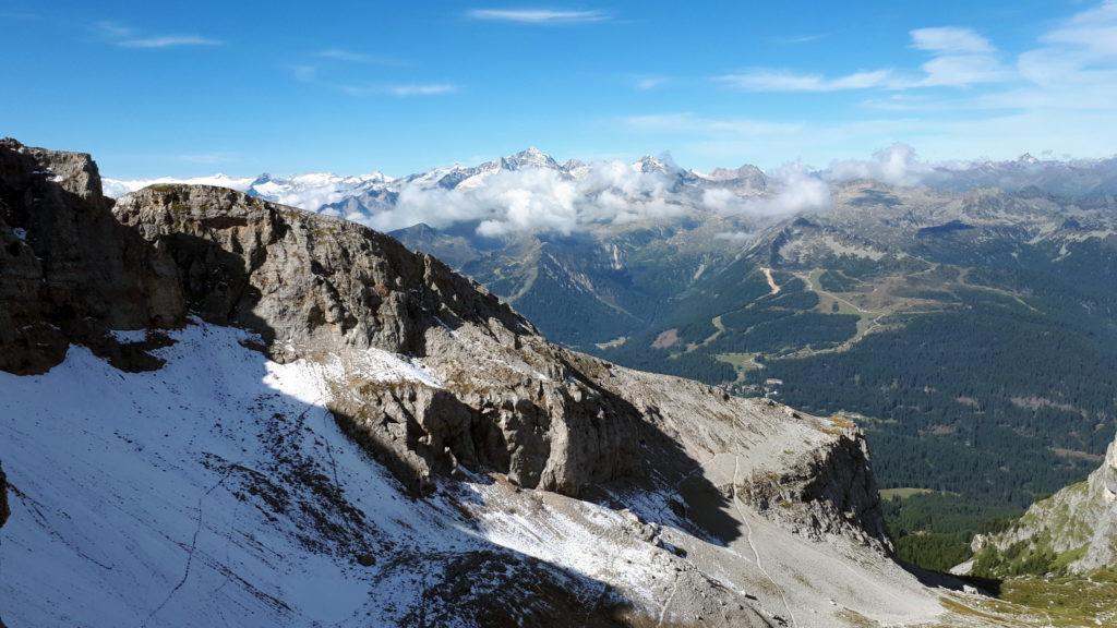 dritta di fronte a noi la Presanella